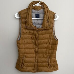 GAP Women’s Tan  Quilted Down  Puffer Vest. Size M